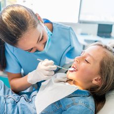 extracción Beautiful girl at the dentist getting a check up on her teeth - pediatrics dental care concepts